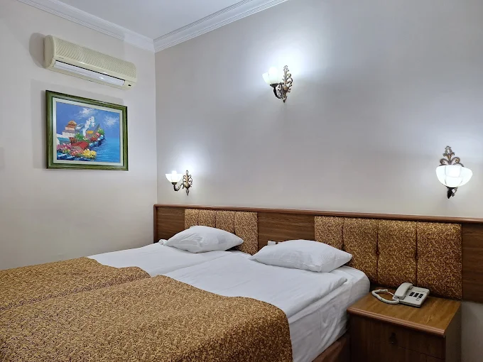Monark Hotel 