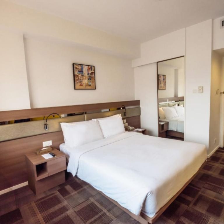 A cozy hotel room