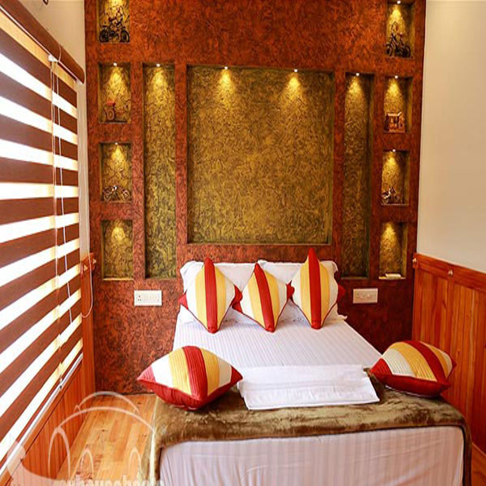 AC Luxury Houseboat