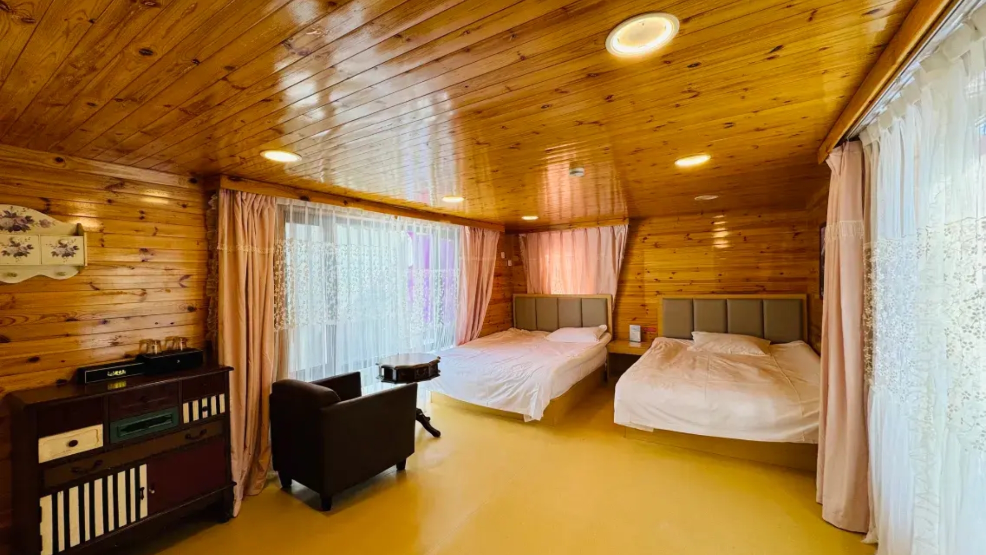 Laolike Lake Wooden Cabin