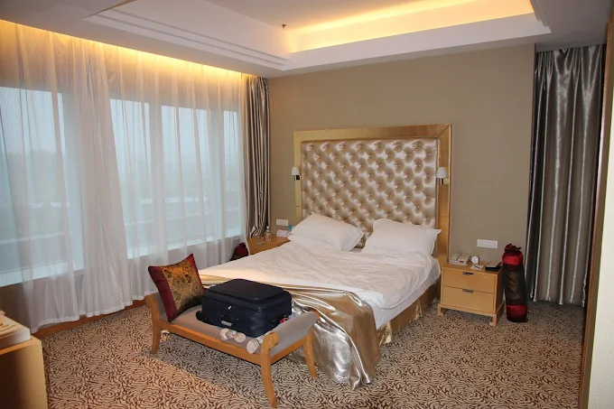 Glarun Jinling Hotel or similar