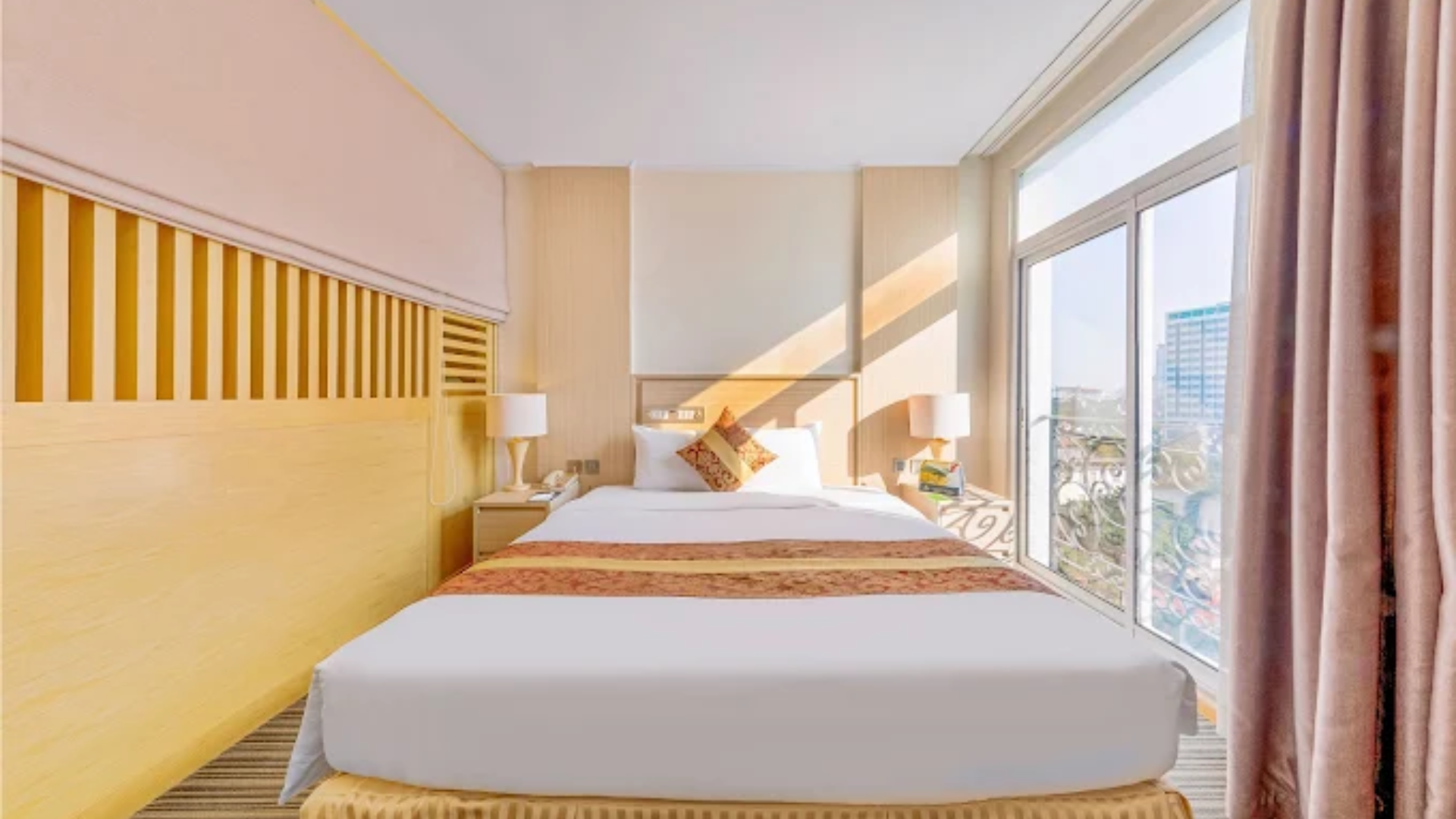 Super Candle Hotel