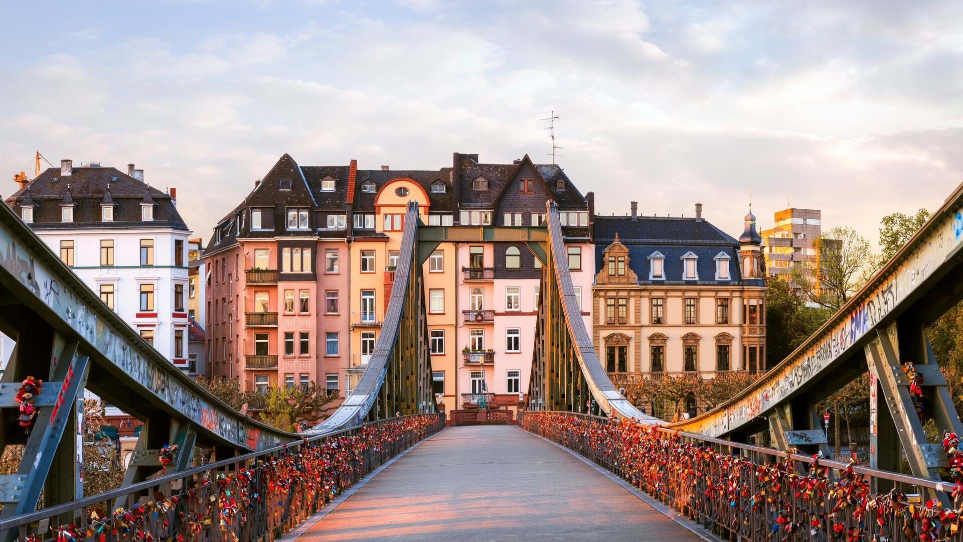 the-eiserner-steg-iron-bridge-frankfurt-hessen-germany-534800378