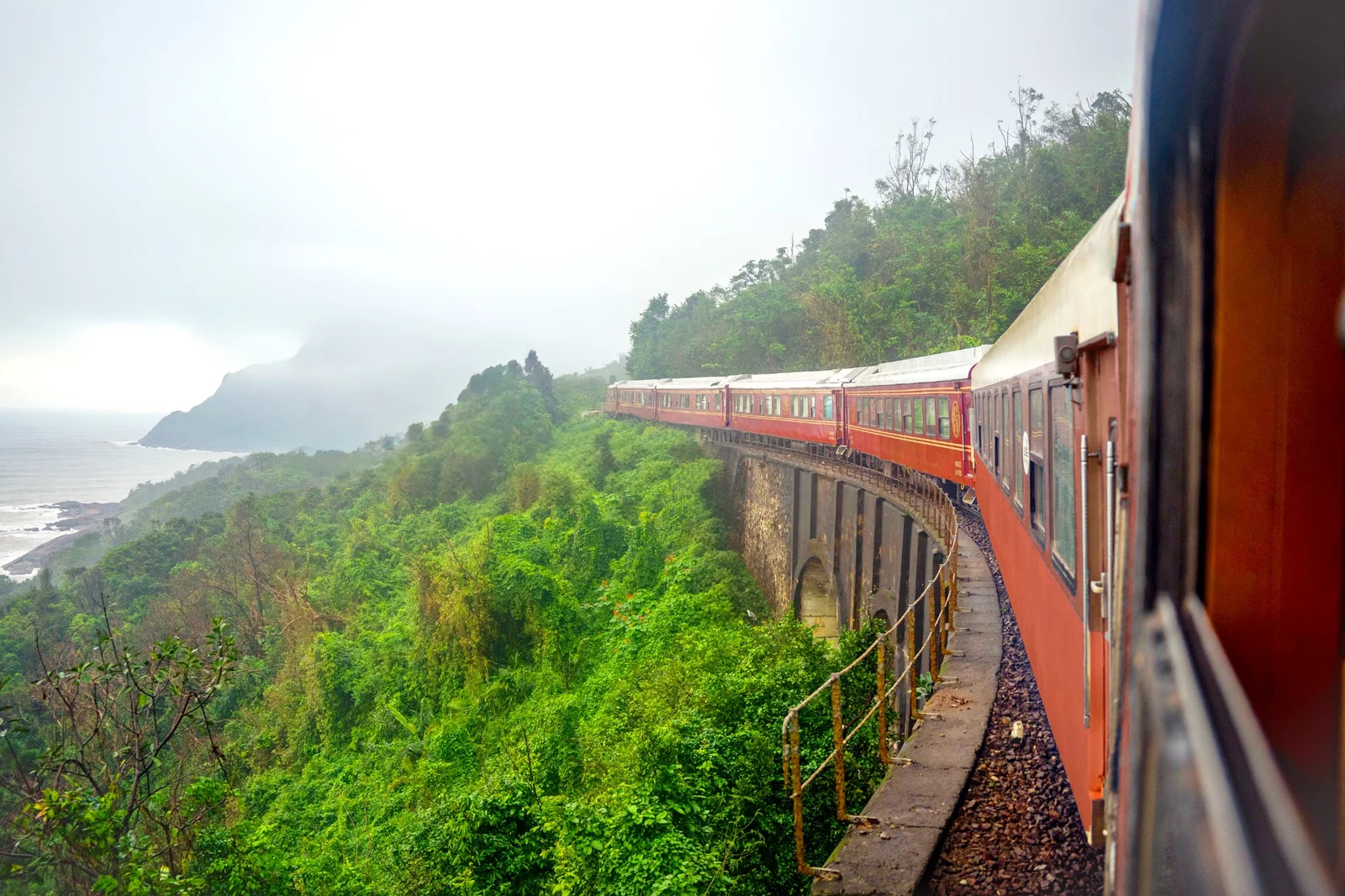 Sjourney Luxury Train – 8D7N Indochina Passage: Vietnam, China & Laos
